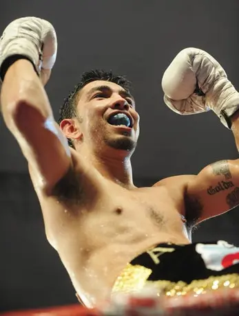 Panchito Arce se impone y derrota a El Chino