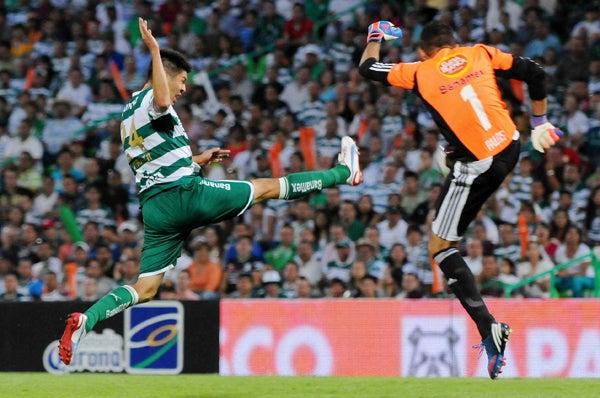 Oribe Peralta marcó la segunda anotación de Santos | MEXSPORT