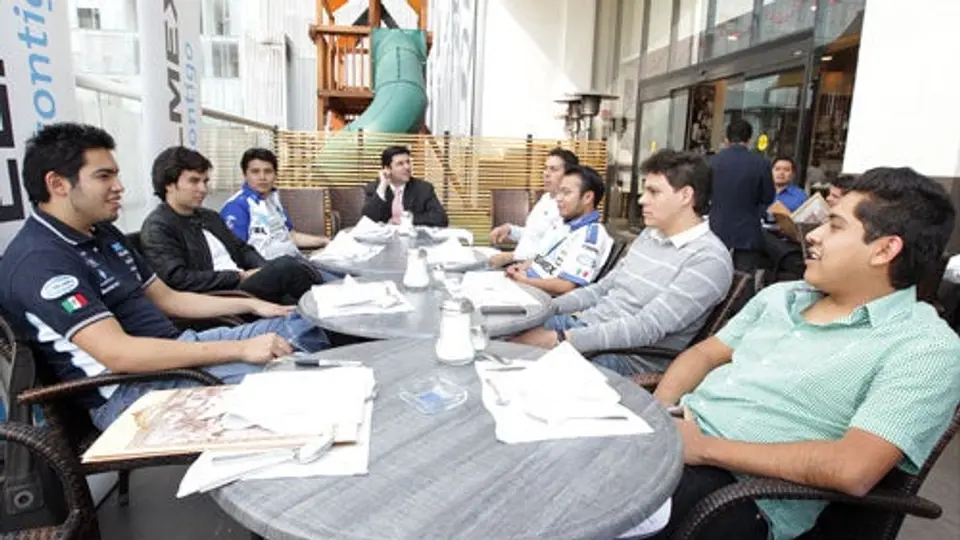 Checo Pérez convivió con sus seguidores