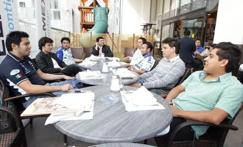 Checo Pérez convivió con sus seguidores