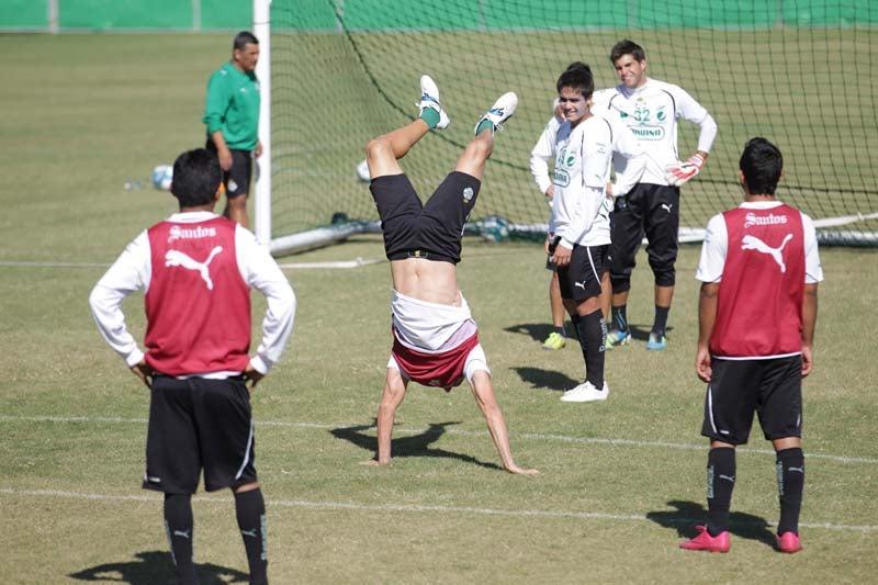 Buen ambiente se percibe durante el entrenamiento de este lunes. FOTO: MIGUEL PONTÓN