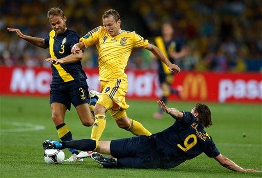 Oleh Gusev disputando el balón l AP
