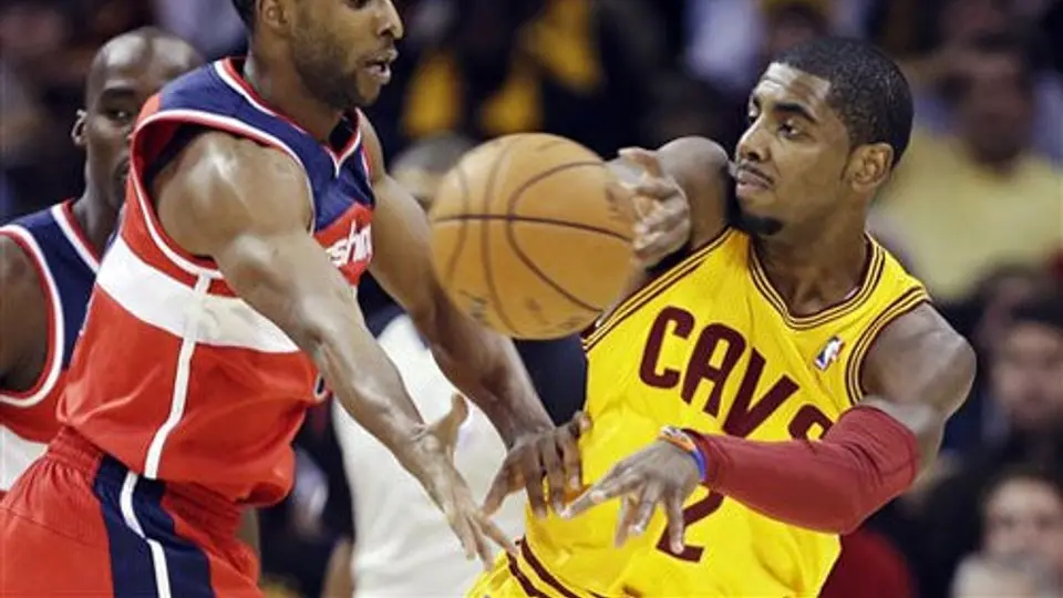 Irving guía a los Cavaliers a la victoria en arranque de la NBA