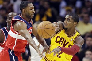 Irving guía a los Cavaliers a la victoria en arranque de la NBA