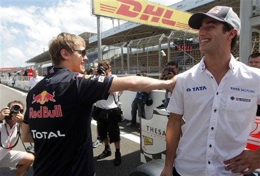 Vettel con el piloto de HRT,  Daniel Ricciardo. FOTO: AP