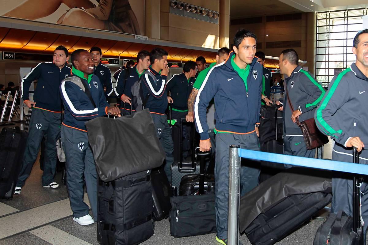 Los jugadores recibieron muestras de cariño de la afición a su salida de Monterrey.FOTO: DANIEL GÁMEZ