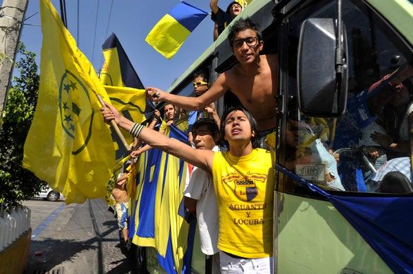 Aficionados al América y Chivas ya disfrutan del Clásico