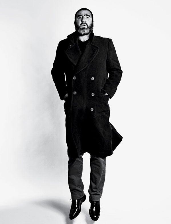 El legendario Eric Cantona trae puesto un abrigo Giorgio Armani. FOTO: NEW YORK TIMES