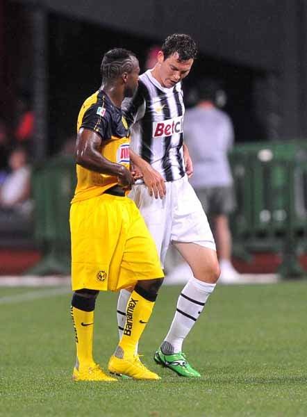 Christian Benítez aprovechó el camino al vestuario para pedir el intercambio de playeras. FOTO: CÉSAR VICUÑA