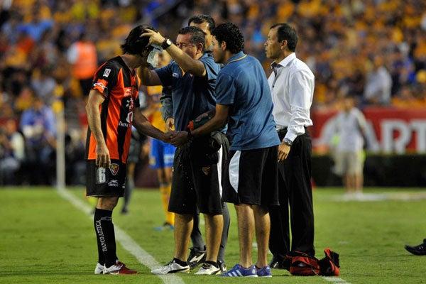 Gerardo Espinoza era atendido por un codazo que recibió. FOTO: DANIEL GÁMEZ