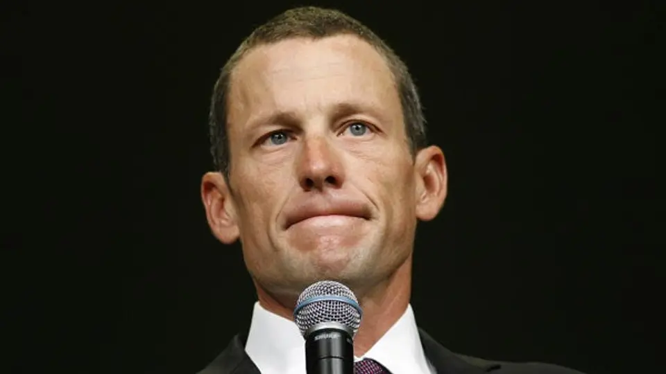 Armstrong renuncia a presidencia de su fundación