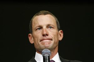 Armstrong renuncia a presidencia de su fundación