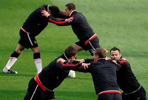 Los Red Devils en acciones de estiramiento. FOTO: AP