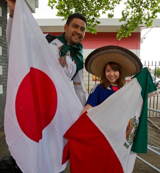 Las banderas no podían faltar en Wembley | CÉSAR VICUÑA