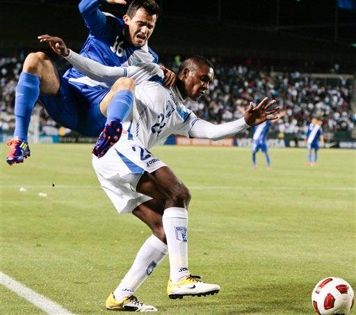 Brayan Beckeles de Honduras y  Marco Papa de Guatemala disputan el esférico en medio campo. FOTO: AP