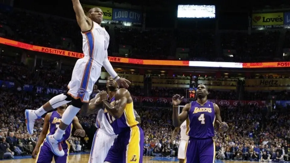Thunder contiene a unos diezmados Lakers