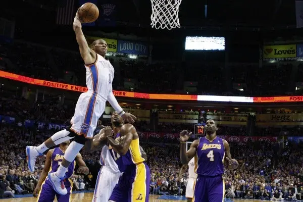 Thunder contiene a unos diezmados Lakers