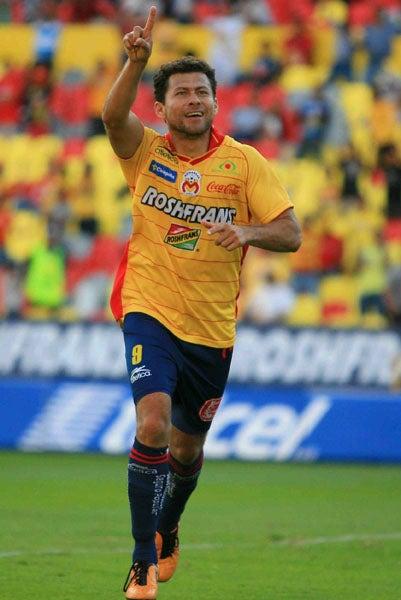 Miguel Sabah celebra su tanto para el Morelia. FOTO: MEXSPORT