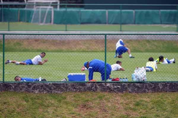 Los jugadores y cuerpo técnico se tiraron pecho tierra para evitar picaduras. FOTO: RICARDO FLORES