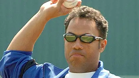 Demandan a Alomar, portador de VIH, por tener relaciones sin protección