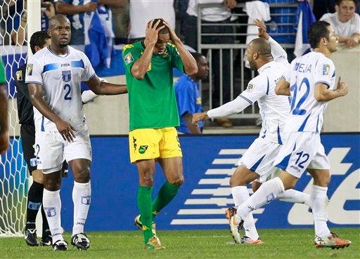 Ryan Johnson decepcionado, tras un fallido penal. FOTO: AP