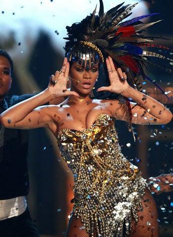 El diminuto bikini blanco que portó Rihanna la puso en serios problemas. FOTO: AP