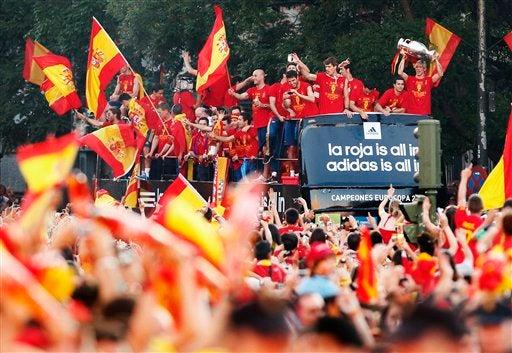Gran colorido es España por el campeonato europeo l AP