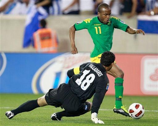 Dane Richards se enfrenta al portero hondureño, Noel Valladares. FOTO: AP