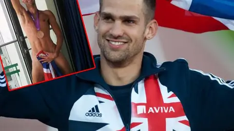 Robbie Grabarz posó desnudo con su medalla y la bandera británica