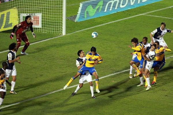 Viniegra abrió el marcador contra Pachuca a los pocos minutos de haberse iniciado el duelo. FOTO: JOEL BRAVO