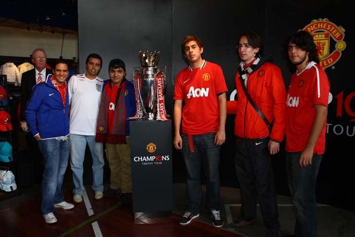 Los invitados VIP de RÉCORD se tomaron fotografías con el trofeo. FOTO: ESTEBAN LÓPEZ