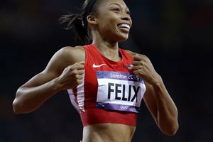 Allyson Felix se impone en los 200 metros