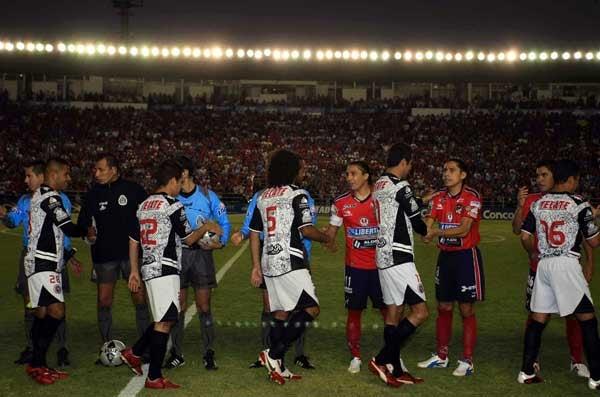 Los jugadores previo al silbatazo inicial. FOTO: MEXSPORT