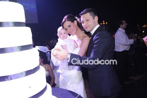 La feliz pareja se unió en matrimonio en junio del 2011. Aquí con la pequeña Mía | ESPECIAL RÉCORD