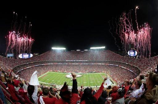 La afición disfruta del espectáculo del Monday Nigth. FOTO:AP
