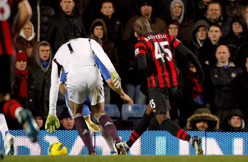 Balotelli bate al portero. FOTO: EFE