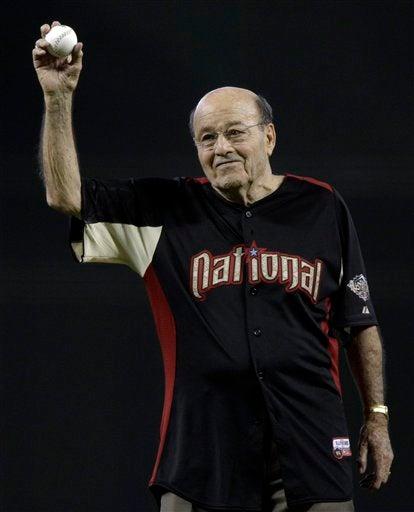 Joe Garagiola es el encargado de lanzar la primera bola. FOTO: AP