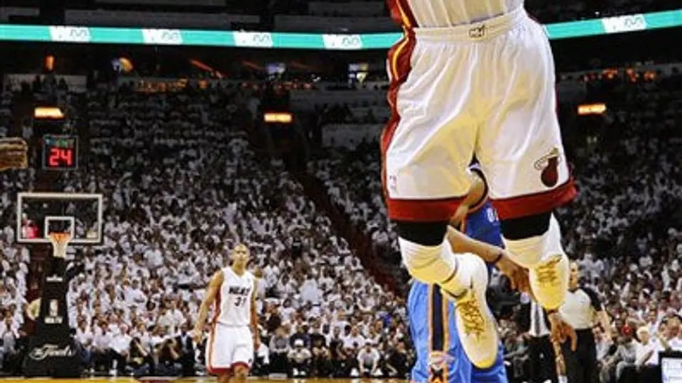 LeBron brilla en el triunfo del Heat
