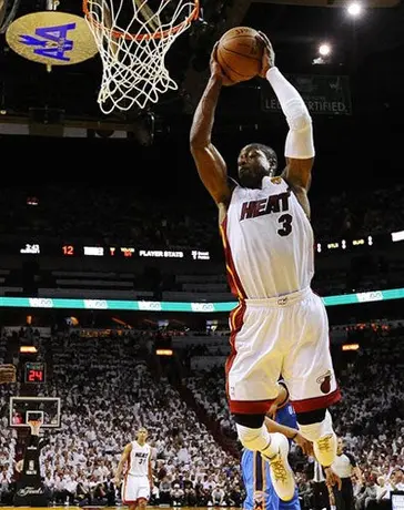 LeBron brilla en el triunfo del Heat