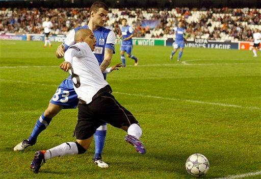 Sofiane Feghouli va por el esférico. FOTO: AP