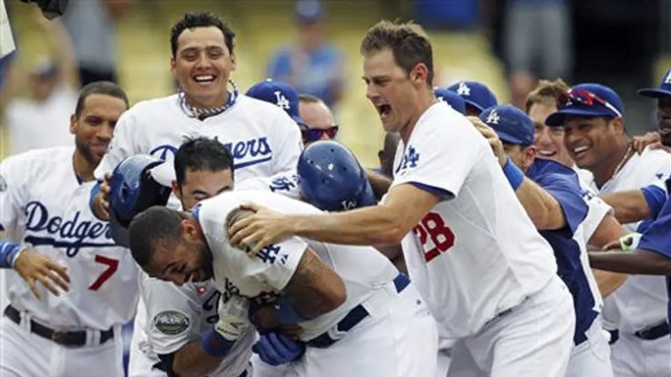 Dodgers se imponen a Filis con jonrón en la 12ma