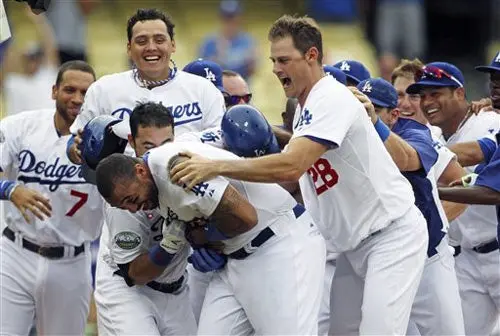 Dodgers se imponen a Filis con jonrón en la 12ma