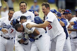 Dodgers se imponen a Filis con jonrón en la 12ma