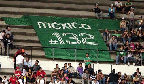 Una 'mega' playera del Movimiento #YoSoy132 apareció en el Azteca | MEXSPORT