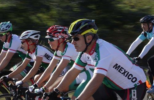 Felipe Calderón se subió a la bicicleta | CORTESÍA PRESIDENCIA