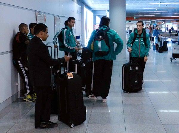Los jugadores esperan tras descender del avión. FOTO: MEXSPORT