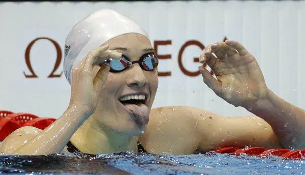Camille Muffat gana los 400m libres e impone récord olímpico