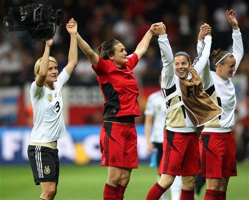 Las jóvenes alemanas celebran tras el triunfo. FOTO: AP