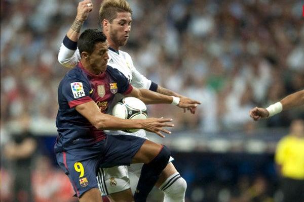 Sergio Ramos y Alexis en el partido de vuelta de la Supercopa 2012. El chileno perdió penalti | ESPECIAL