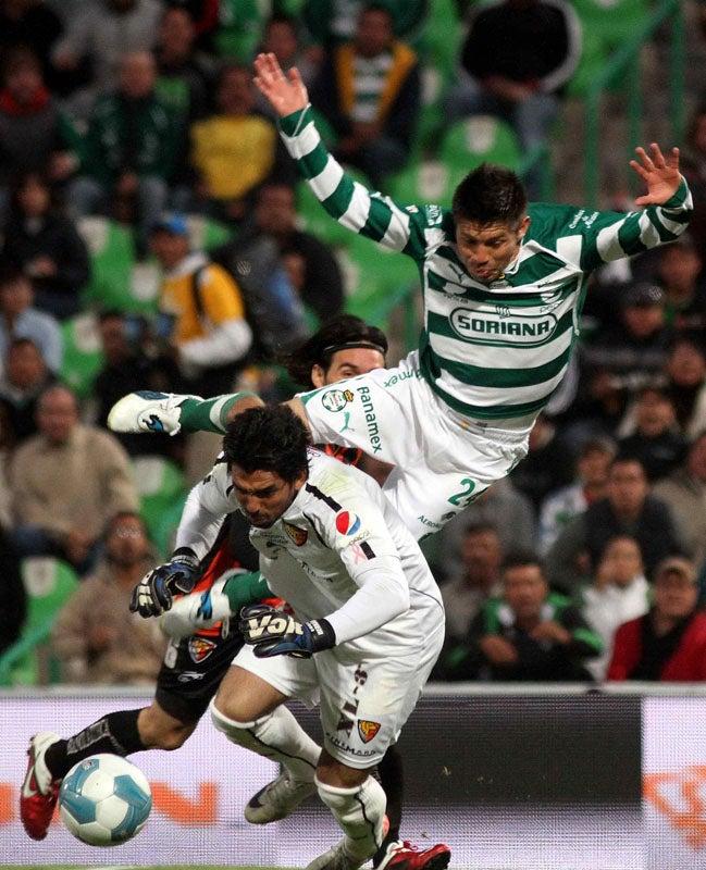 Los dos equipos brincaron al terreno de juego con intensidad. FOTO: MEXSPORT